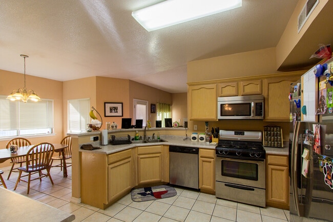 Building Photo - BEAUTIFUL EASTSIDE HOME WITH POOL