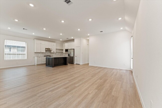 Building Photo - 15520 Maple