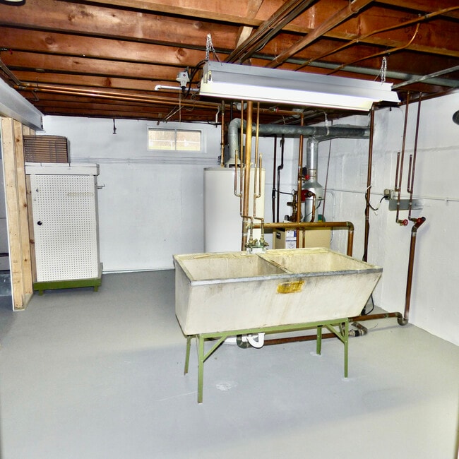 Building Photo - 1332 W Mulloy Dr