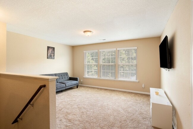 Building Photo - Beautiful 4 Bed 2.5 Bath