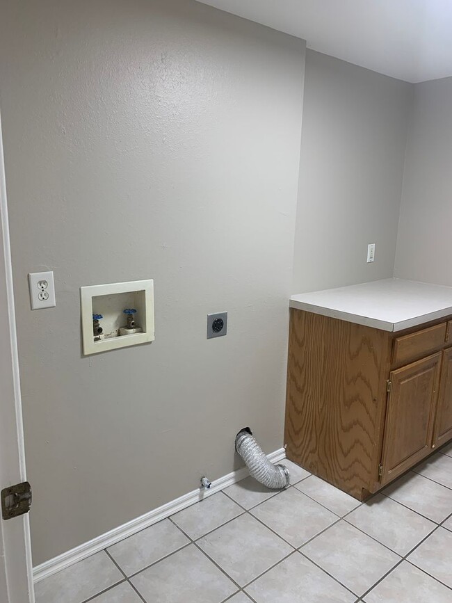 Building Photo - Spacious 4-bedroom home offers an easy com...