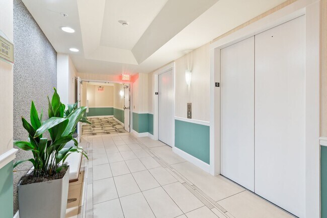 Building Photo - Downtown Orlando One Bedroom with Lake Eola View * * Modernized Waverly Condo