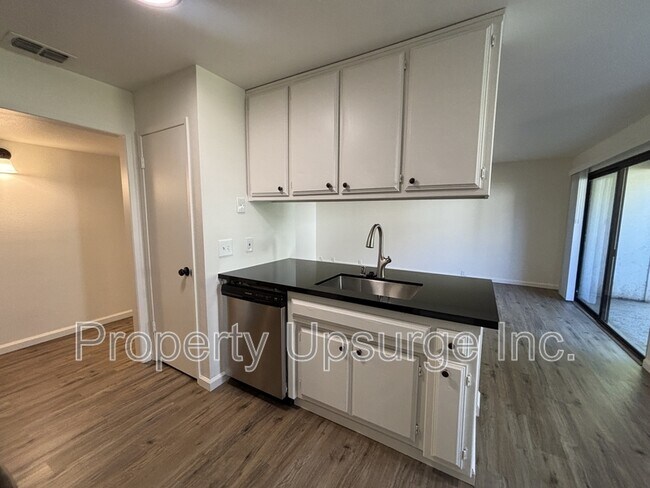 Building Photo - 855 Lakeside Dr