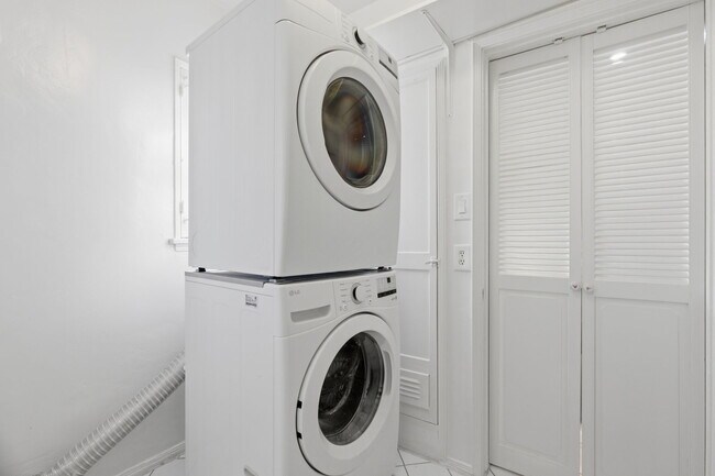 Building Photo - 307 S Doheny Dr