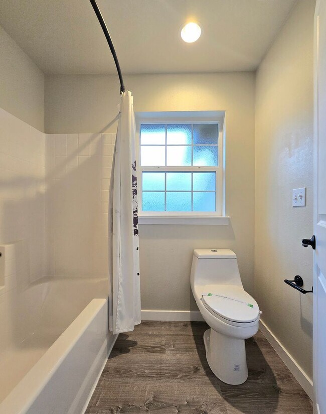 Building Photo - 4 Bedroom Home in Lake Stevens Now Available!