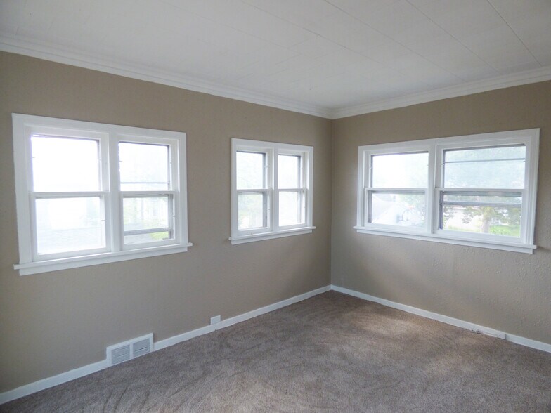 Sun Room - 27 6th Ave SE