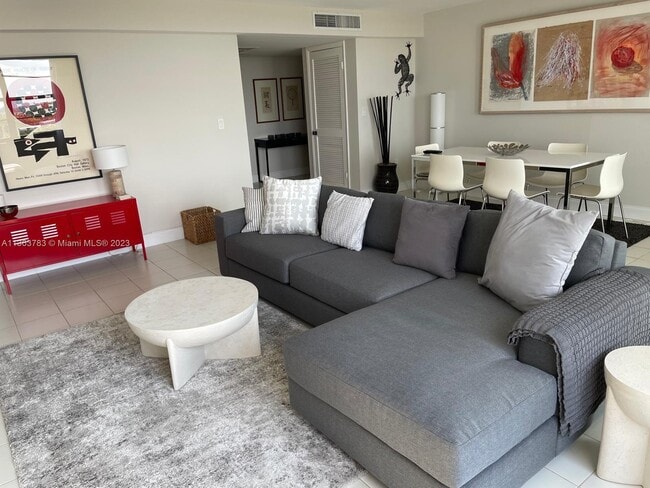 Building Photo - 10000 W Bay Harbor Dr