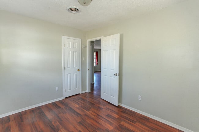 Building Photo - 1406 Goliad St