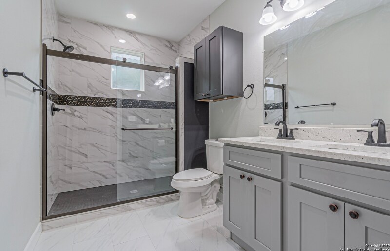 Building Photo - 210 N San Jacinto St