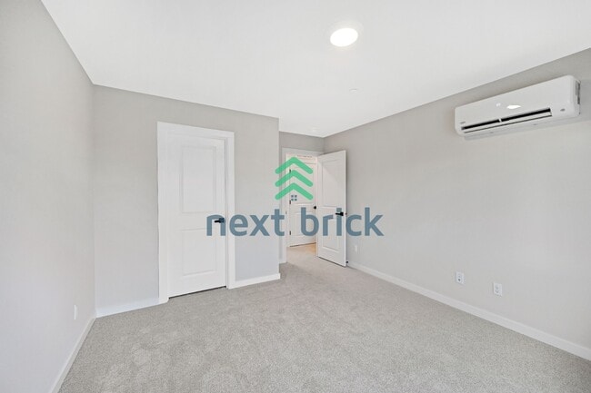 Building Photo - 3 BED & 2.5 BATH TOWNHOUSE FOR RENT