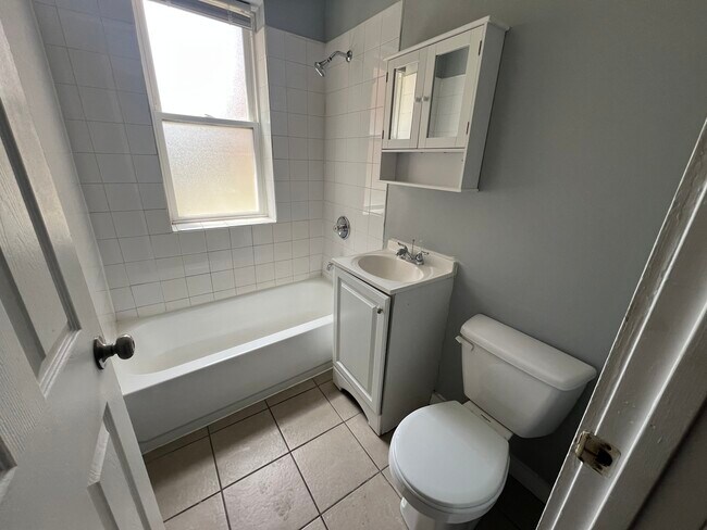 Building Photo - 352 W 74th St
