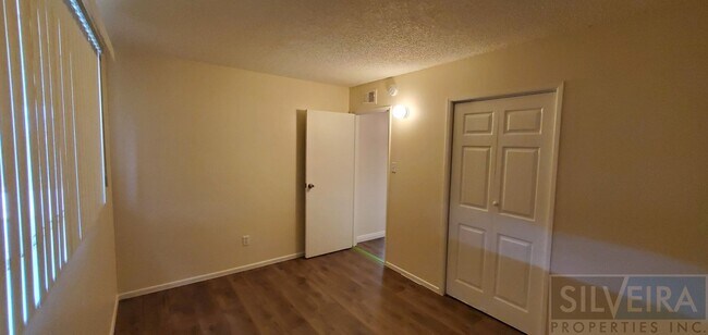 Building Photo - 3 bed, 1.5 bath home available!