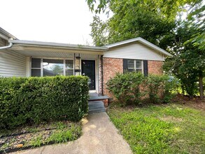 Building Photo - 3 bedrooms, 1.5 bath, close to Brookside restaurants, shopping and entertainment.