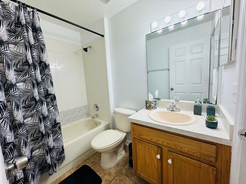 Shared Bathroom - 536 Cheshire Way