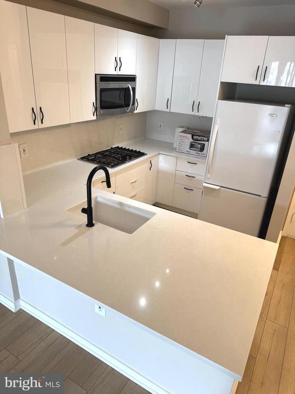 Building Photo - 1641 International Dr