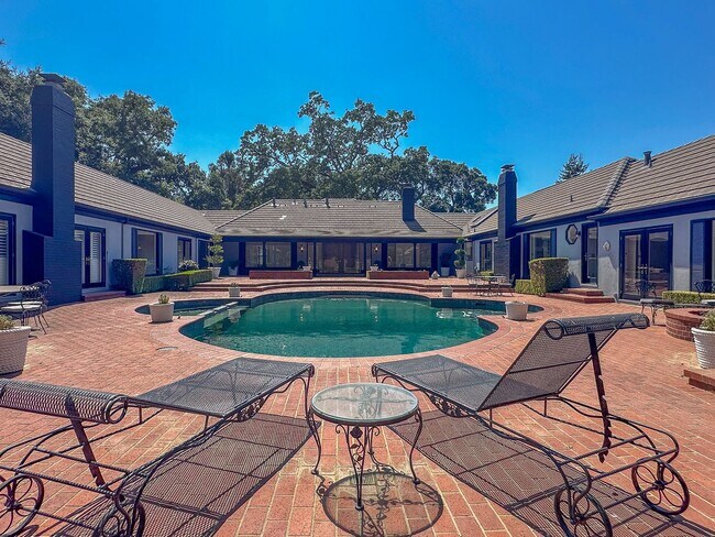 Building Photo - Exceptional Executive Estate With Pool and Tennis Court