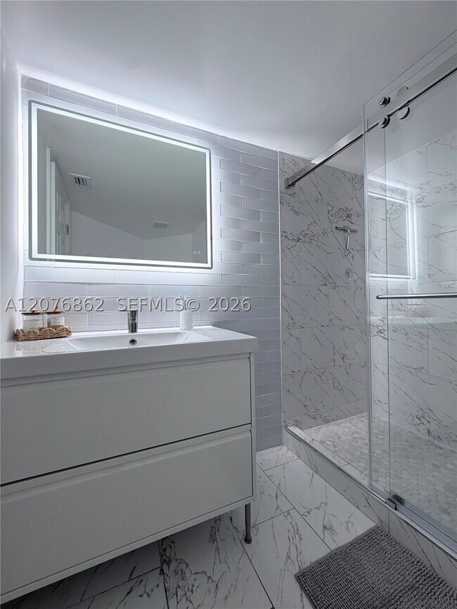 Building Photo - 9731 Fontainebleau Blvd
