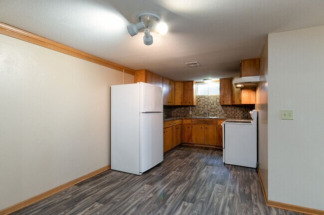 Building Photo - #6 Bedroom House with Awesome Yard Plus Ga...