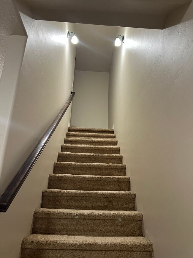 Building Photo - Newly Updated Townhome in Cedar Crossing