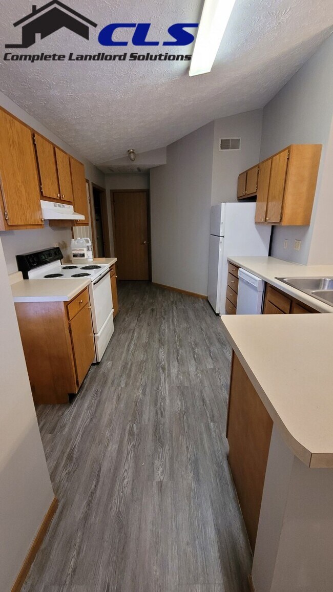 Building Photo - 554 College Ave