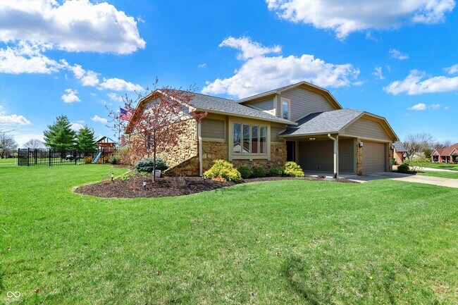 Building Photo - 3037 Golfview Dr