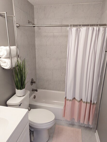Shared Bathroom - 3726 Overland Cutoff