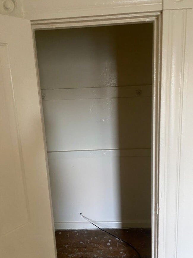 Building Photo - 2nd fooor walk-up duplex in historic house...