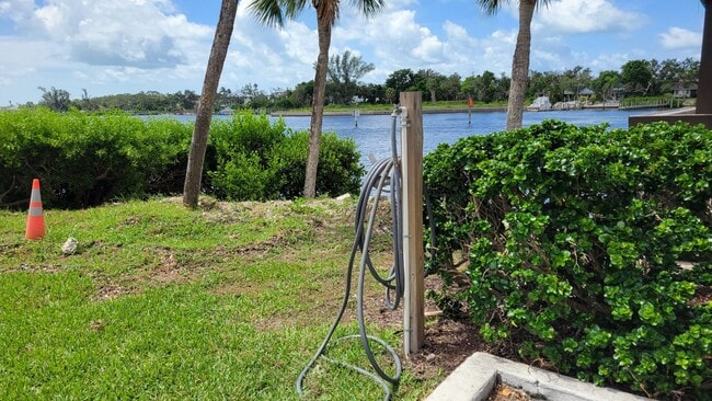 Building Photo - Annual/Seasonal turnkey furnished 2/2 end townhome in waterfront community by Siesta Key!