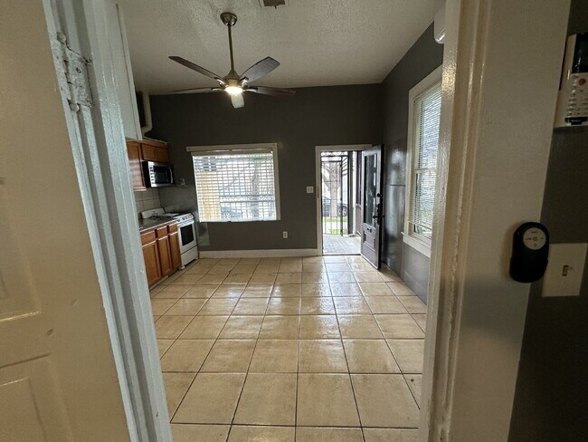 Building Photo - Charming 1 Bedroom, 1 Bathroom Home!