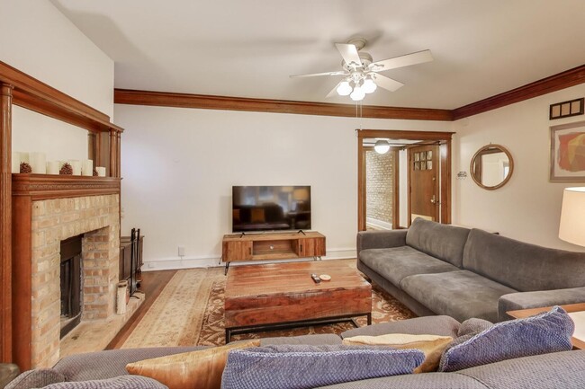 Building Photo - 3755 N Pine Grove Ave