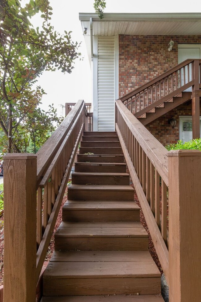 Building Photo - Adorable 2 bed/2 bath condo Hermitage