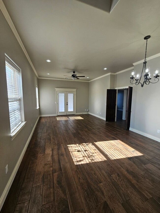 Building Photo - (2) Bed/(2.5) Bath Townhome in Gated Commu...