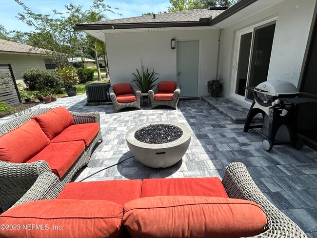 Building Photo - 937 Espinado Ave