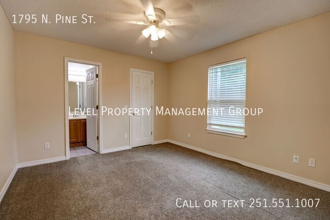 Building Photo - 2bd/2ba Duplex available now