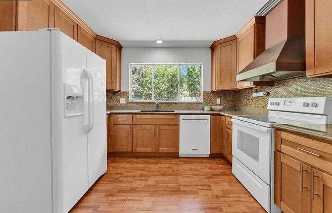 Building Photo - Sun-Filled Single-Story Home with Private Yard in Prime Walnut Creek Location