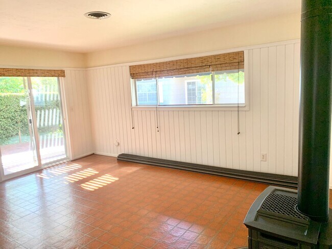 Building Photo - 140 G Ave