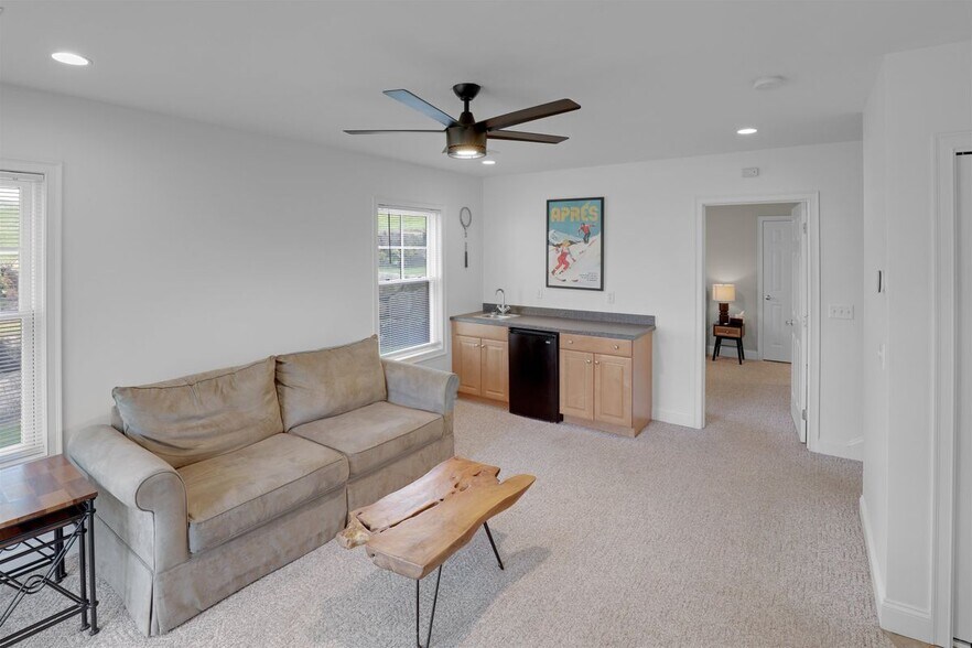 Building Photo - 13 Greenscapes, 9