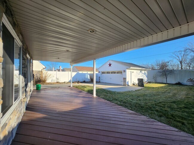 Building Photo - Beautiful 2-Story Home in Northmont School District