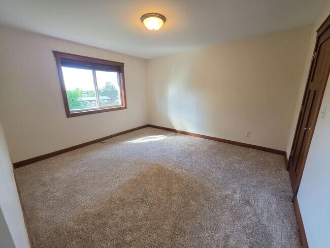 Building Photo - FREE SEPTEMBER RENT for this Spacious 4-Bedroom Home with Vaulted Ceilings with Finished Basement...