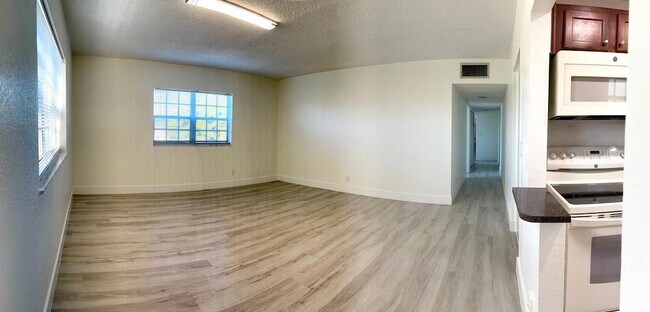 Building Photo - 1407 NE 56th St