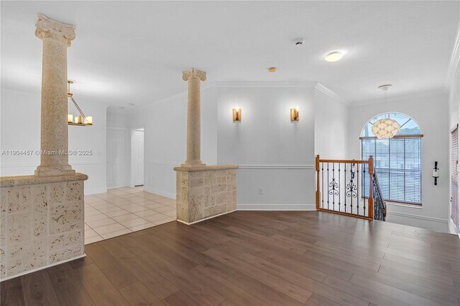 Building Photo - 1541 E 6th Ct