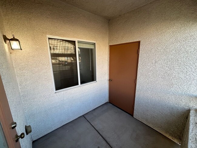 Building Photo - Modern 2bed/1.5bath  Condo nestled in a great area!