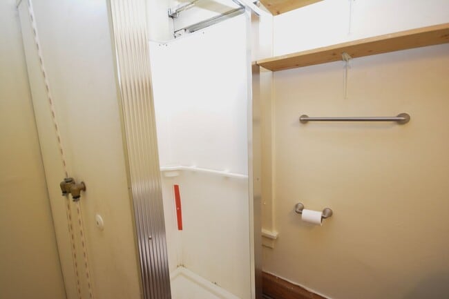Building Photo - Charming 2 bedroom with beautiful features!