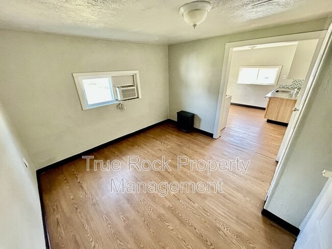 Building Photo - 531 1/2 W 9th Apt E