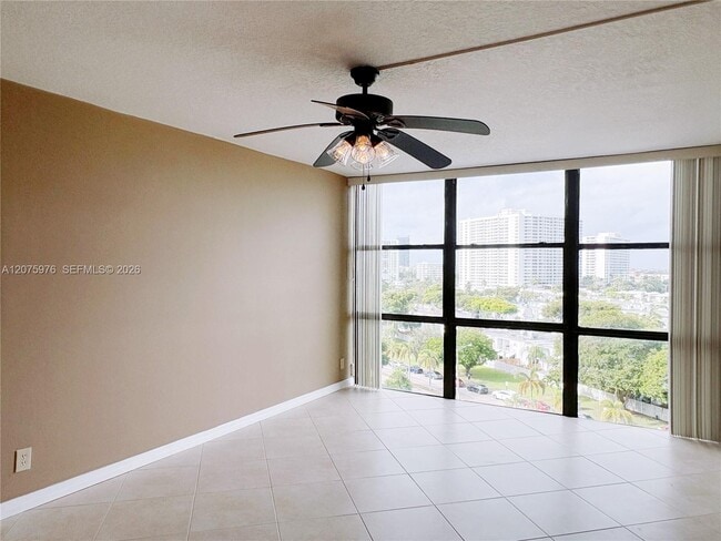Building Photo - 800 Parkview Dr