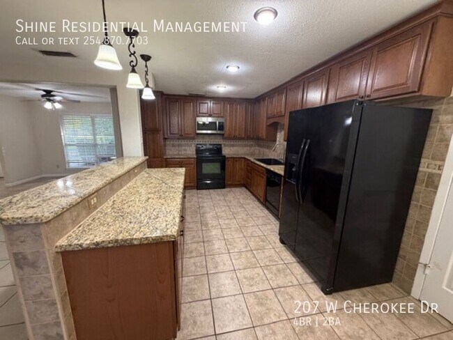 Building Photo - 207 W Cherokee Dr