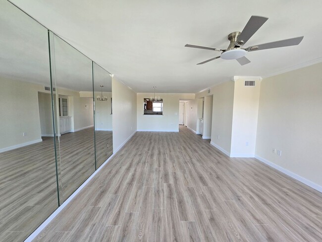 Building Photo - Penthouse in the Racquet Club annual rental!