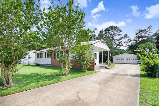 Building Photo - ADORABLE 3 BR | 1 BA HOME - 2 Car Detached...