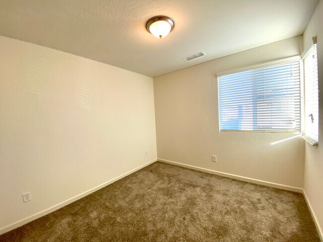 Building Photo - $2,195, 3 Bedroom In Gated Community with ...