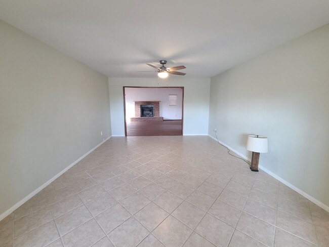 Building Photo - Spacious 4 bed 2 bath + 2 car garage & lar...